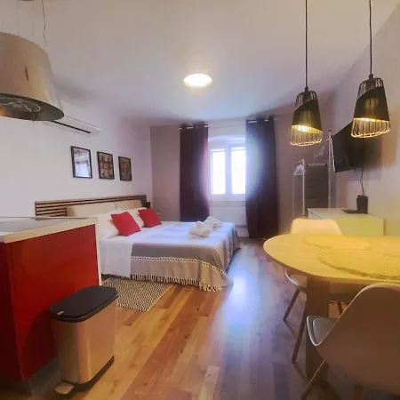 Moderno Monolocale In Centro Апартаменти Трієст